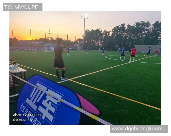 热爱足球的你还在等什么快来报名参加我们的足球联赛吧一起享受激情与快乐