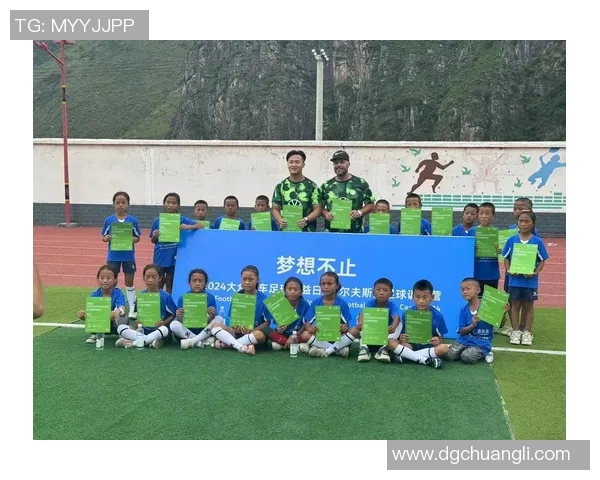 足球比心传递热爱与团结让我们一起为梦想拼搏不懈努力 足球比心传递热爱与团结让我们一起为梦想拼搏不懈努力